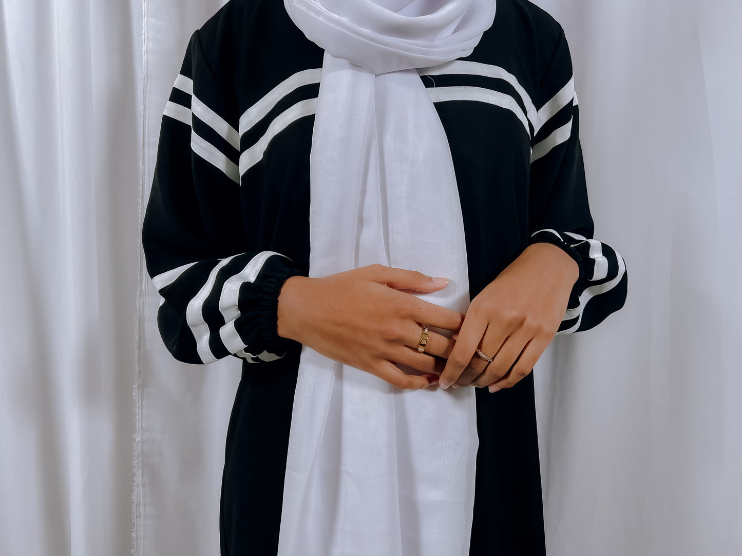 Abaya with white band