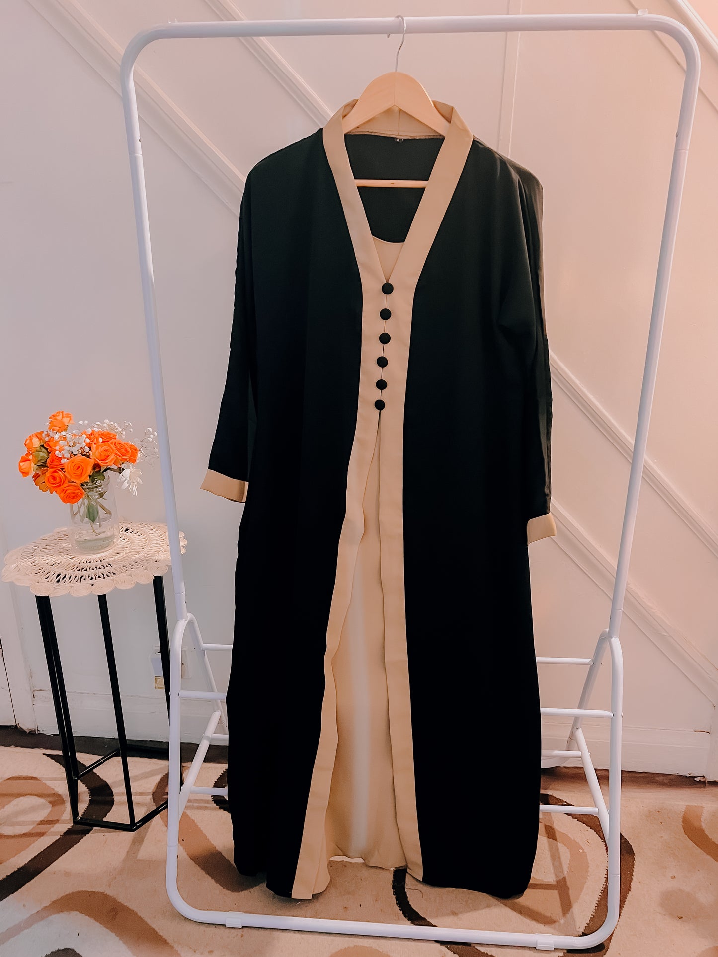 Abaya with buttons on the front in beige and black