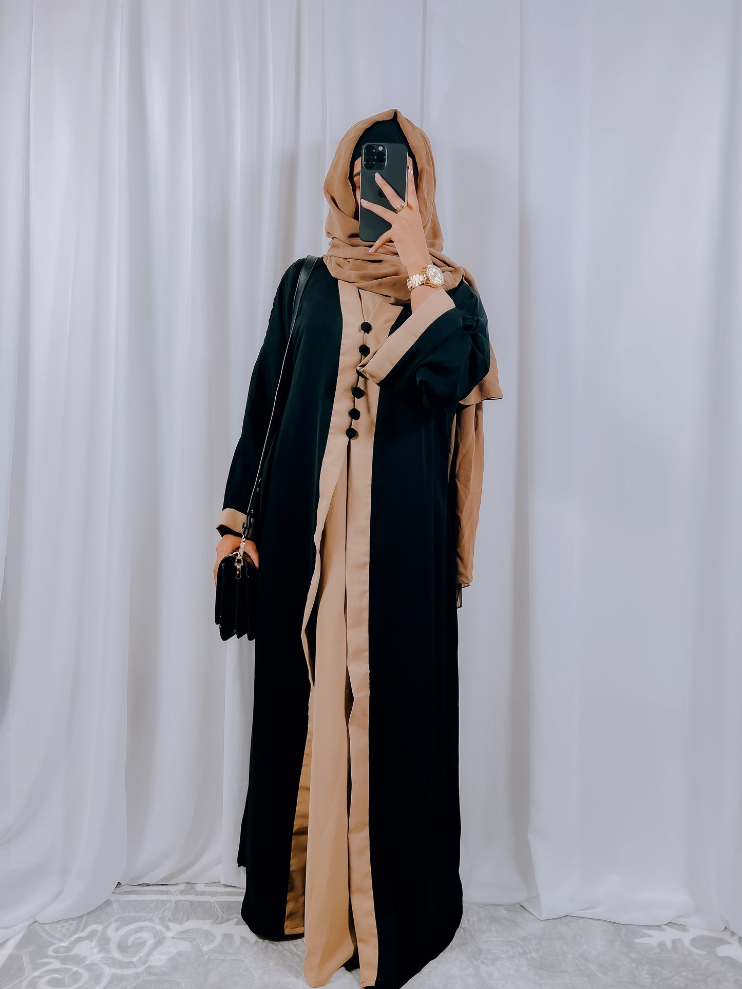 Abaya with buttons on the front in beige and black