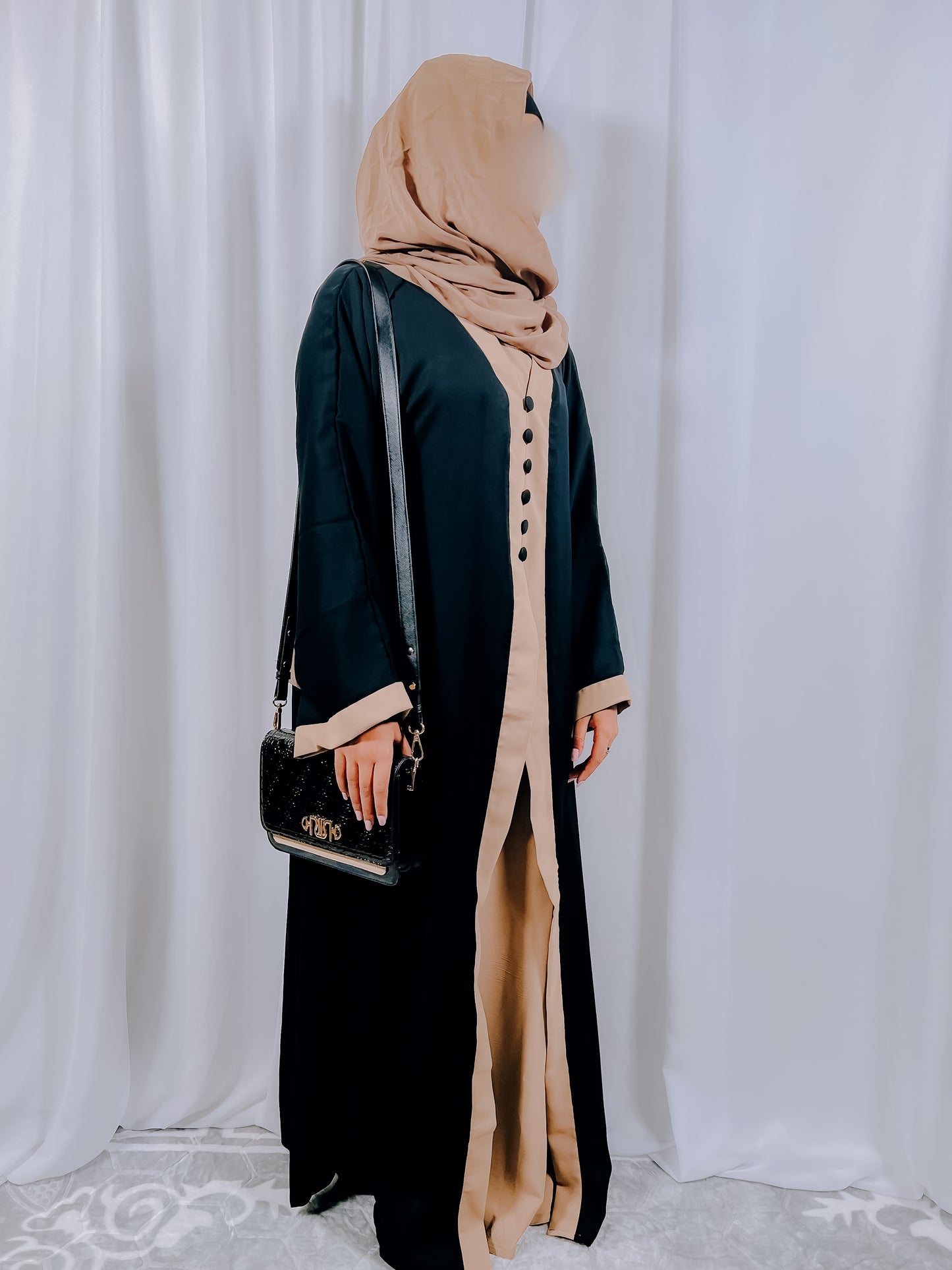 Abaya with buttons on the front in beige and black