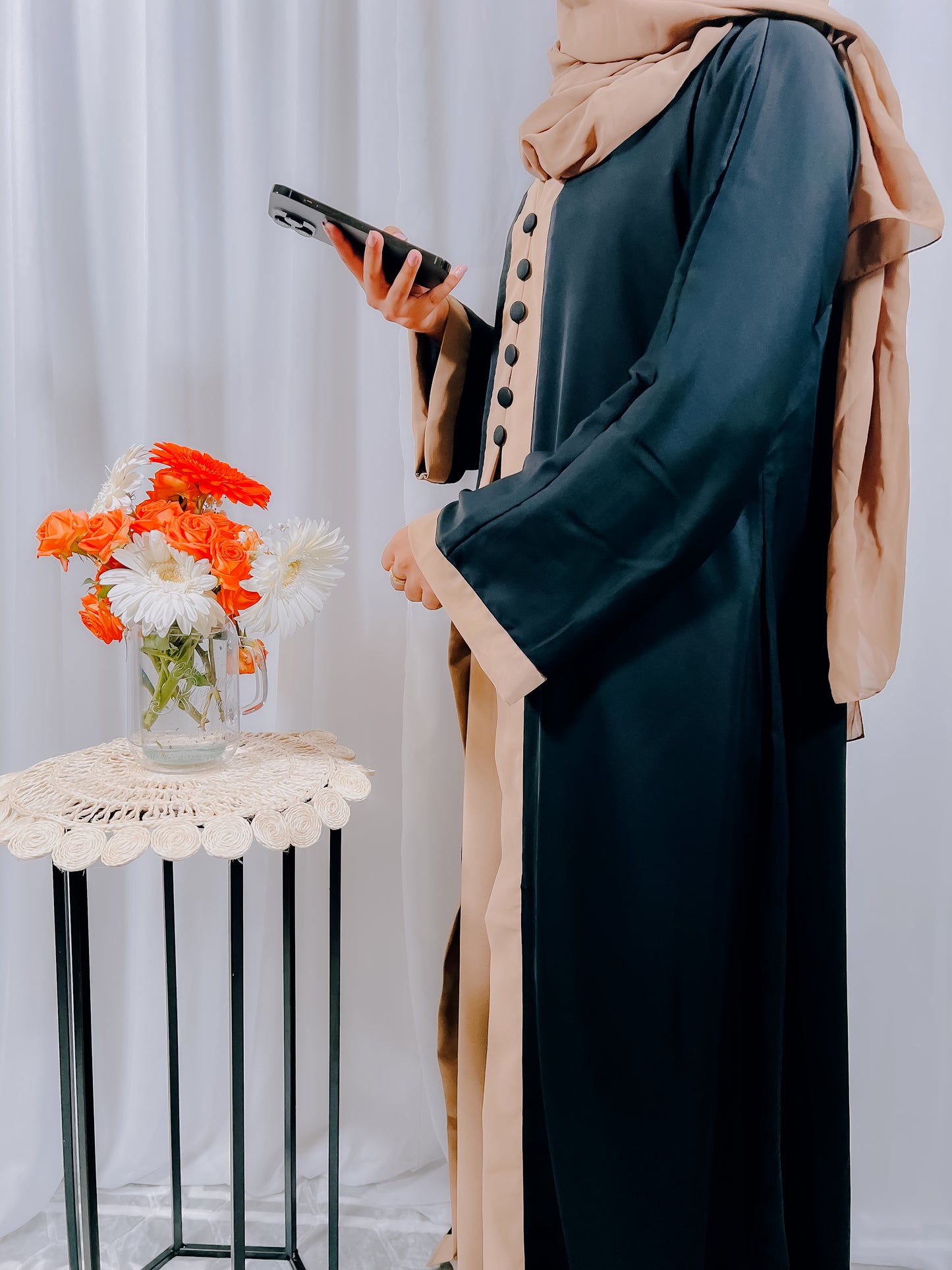 Abaya with buttons on the front in beige and black